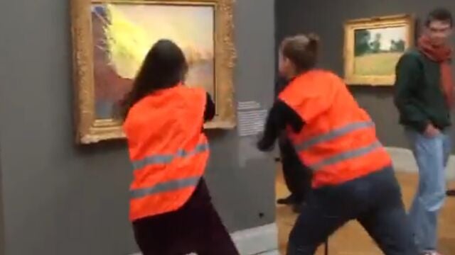 La última «campaña» del activismo extremo se presentó ayer en Berlín, donde tiraron puré de patata a un Monet