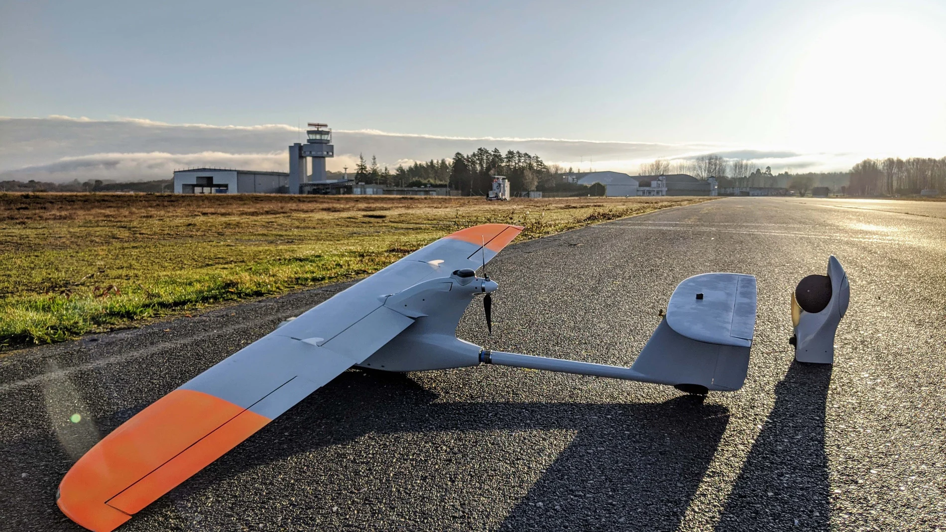Imagen del mini dron de ala fija Mantis, del que se ha desarrollado una versión civil para aplicaciones de transporte innovadoras