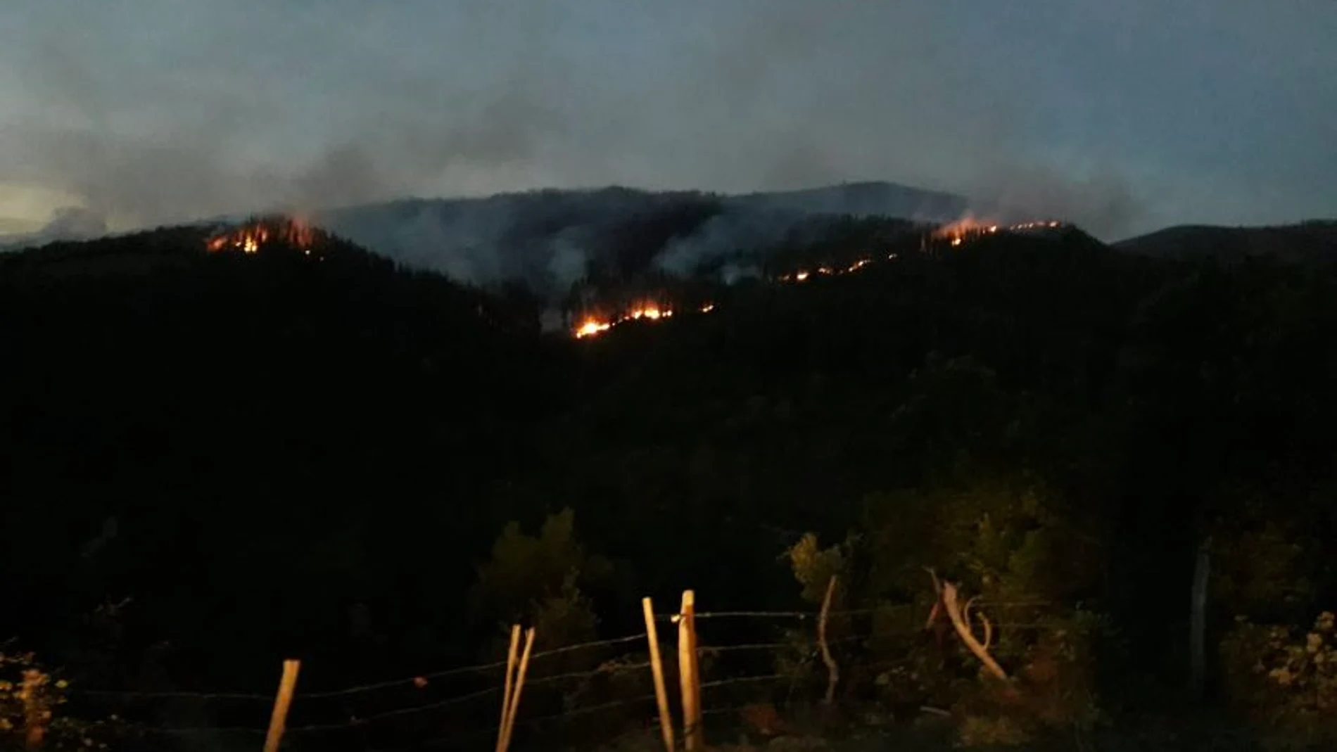 Evacúan el municipio de Bortedo (Burgos) por el incendio originado en Bizkaia