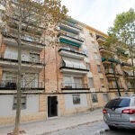 Edificio de la calle Ferran el Católic donde un hombre de 28 se intentó suicidar tras presuntamente degollar a su pareja en Alcoy, Alicante. Un hombre de 28 años se encuentra grave en el hospital al lanzarse desde un quinto piso a un patio de luces después de, presuntamente, degollar a su pareja, de 29 años, en el domicilio familiar de un edificio en Alcoy (Alicante).