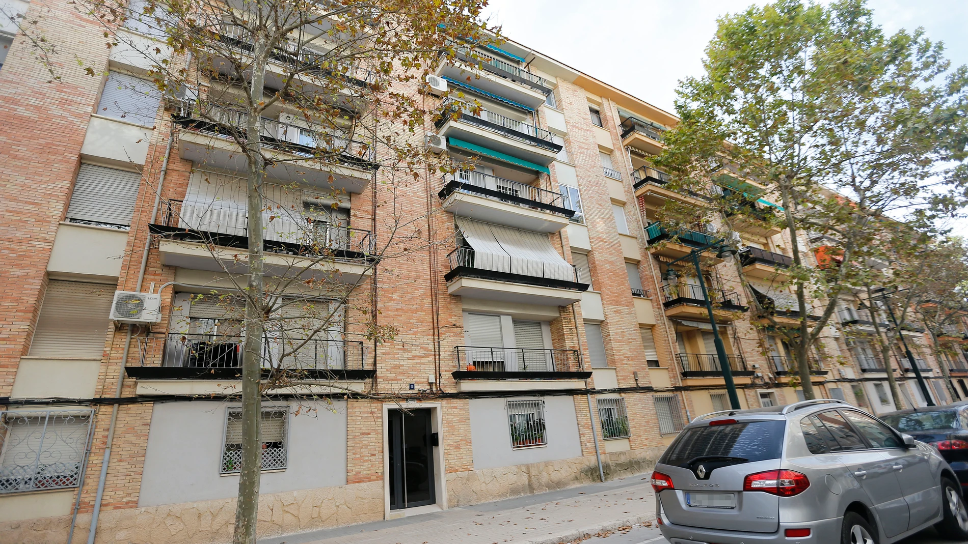 Edificio de la calle Ferran el Católic donde un hombre de 28 se intentó suicidar tras presuntamente degollar a su pareja en Alcoy, Alicante. Un hombre de 28 años se encuentra grave en el hospital al lanzarse desde un quinto piso a un patio de luces después de, presuntamente, degollar a su pareja, de 29 años, en el domicilio familiar de un edificio en Alcoy (Alicante).