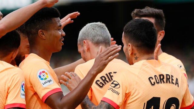 Griezmann celebra con sus compañeros uno de sus goles en el Benito Villamarín