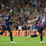 Dembélé y Lewandowski celebran uno de los goles del Barcelona