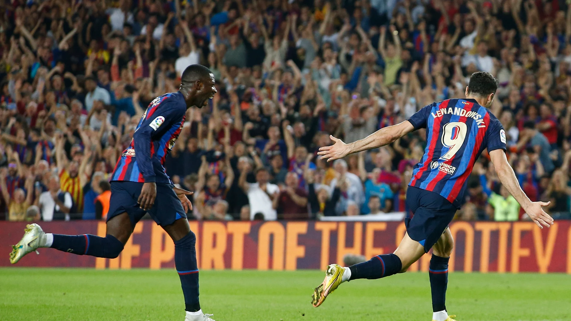 Dembélé y Lewandowski celebran uno de los goles del Barcelona