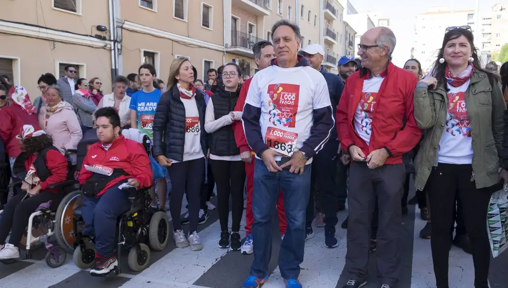 El alcalde de Salamanca, Carlos García-Carbayo, y el presidente de la Diputación, Javier Iglesias, participaron en la Carrera solidaria de los Mil Pasos en Salamanca