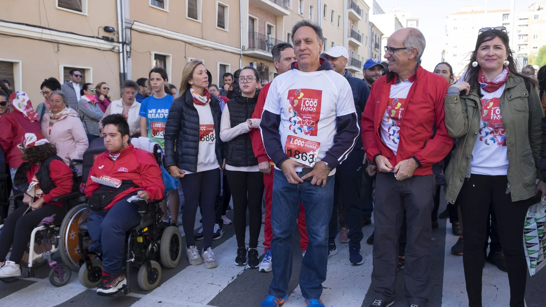 El alcalde de Salamanca, Carlos García-Carbayo, y el presidente de la Diputación, Javier Iglesias, participaron en la Carrera solidaria de los Mil Pasos en Salamanca
