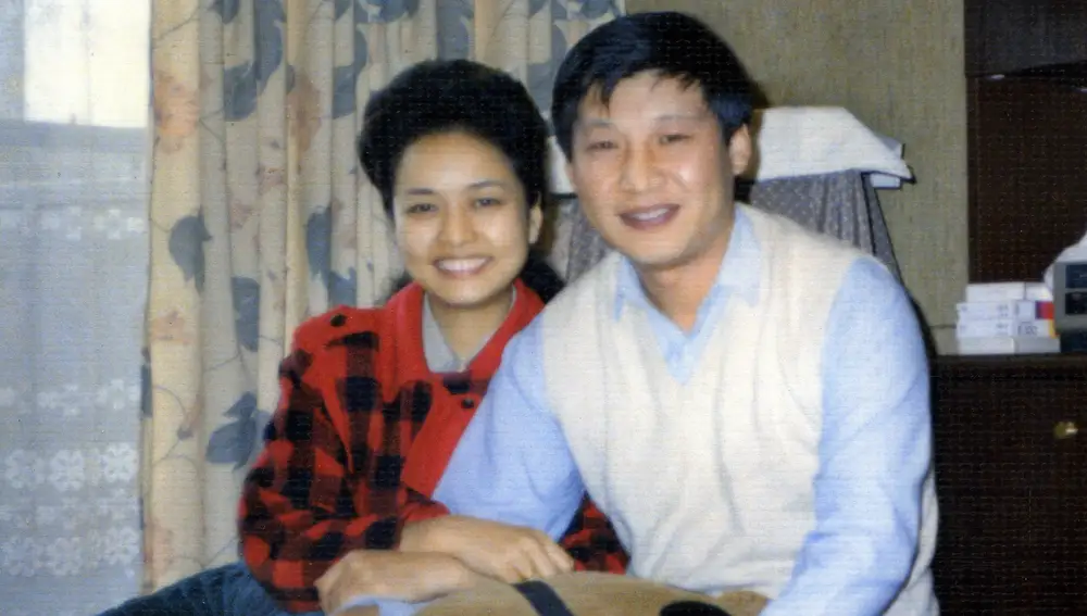 Foto facilitada por la Agencia de Noticias Xinhua de China muestra al líder del Partido Comunista Xi Jinping y a su esposa Peng Liyuan en septiembre de 1989