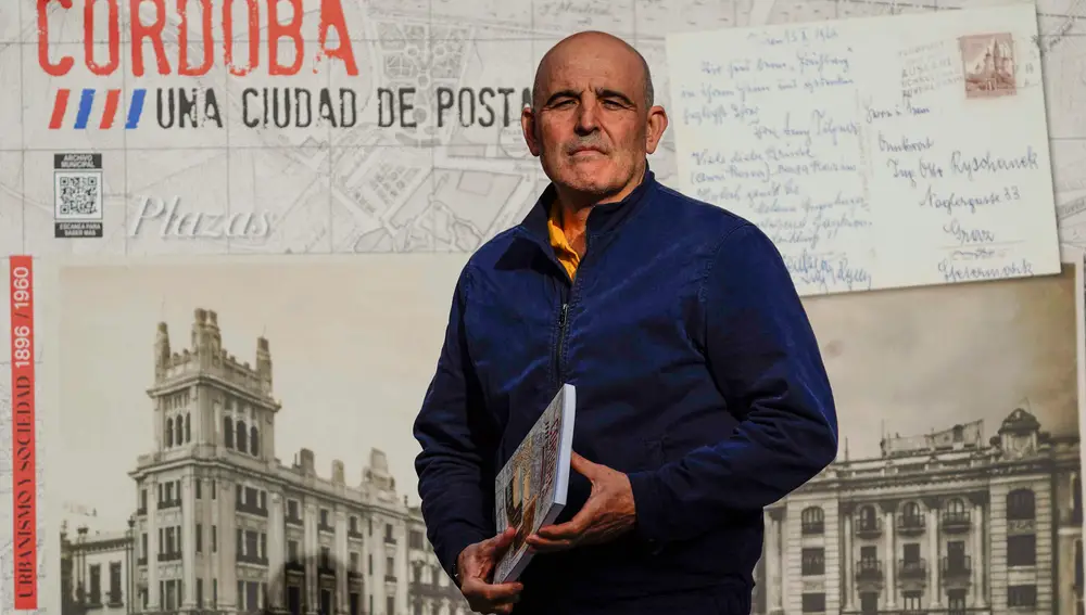 El fotoperiodista e investigador Antonio Jesús González (Córdoba, 1968), comisario de la exposición &quot;Córdoba, una ciudad de postal&quot;. EFE/ Rafa Alcaide