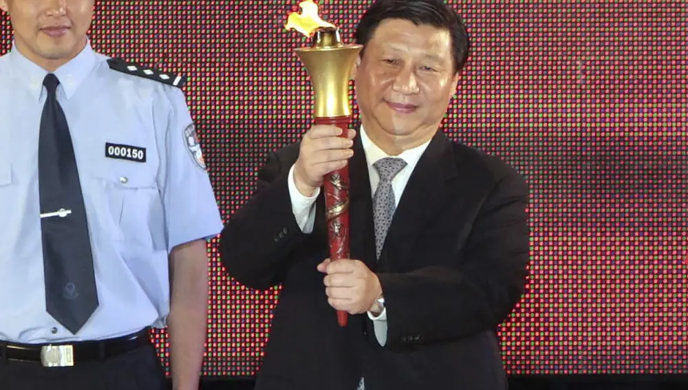 Xi Jinping, entonces jefe del Partido Comunista de Shanghái, sostiene la antorcha de los Juegos Olímpicos Especiales que se celebran en Shanghai, China, el 29 de septiembre de 2007