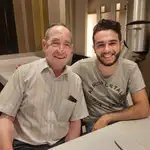Eleuterio López Barea y su nieto, Jorge López Riesgo veinte años almorzando juntos