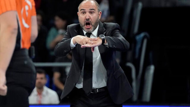 Chus Mateo y el Real Madrid sufrieron en Vitoria la primera derrota en la ACB de la temporada