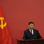 El presidente chino Xi Jinping habla en un acto para presentar a los nuevos miembros del Comité Permanente del Politburó en el Gran Salón del Pueblo en Pekín, el domingo