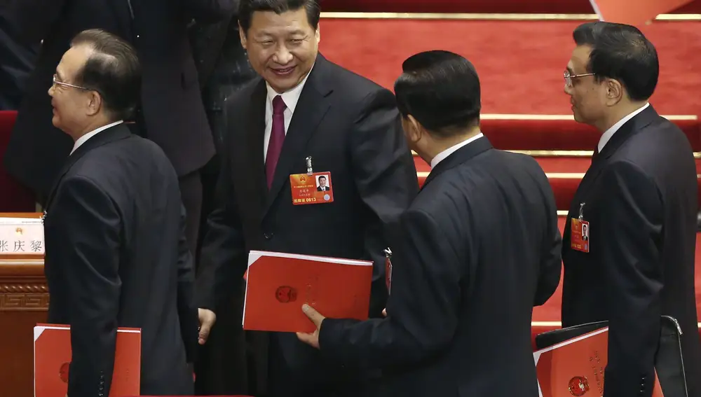 El ex primer ministro chino Wen Jiabao, el recién investido presidente Xi Jinping, el ex presidente de la Conferencia Consultiva Política del Pueblo Chino Jia Qinglin y el recién nombrado primer ministro Li Kiqiang se marchan tras la sesión de clausura de la Asamblea Popular Nacional en el Gran Salón del Pueblo en Pekín China el 17 de marzo de 2013