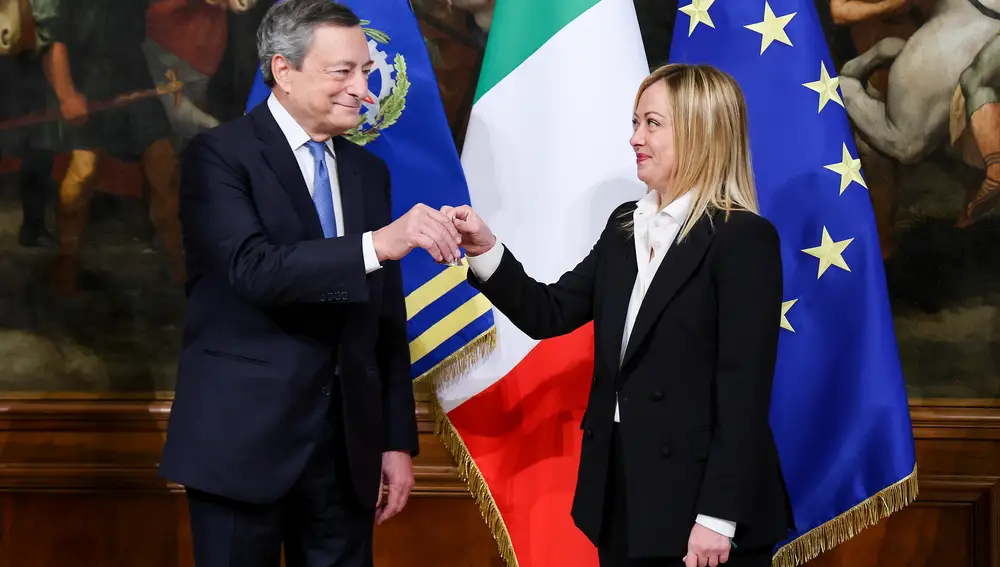 Adiós a Mario Draghi, quien entrega la campana a la nueva primera ministra, Giorgia Meloni en el Palacio Chigi