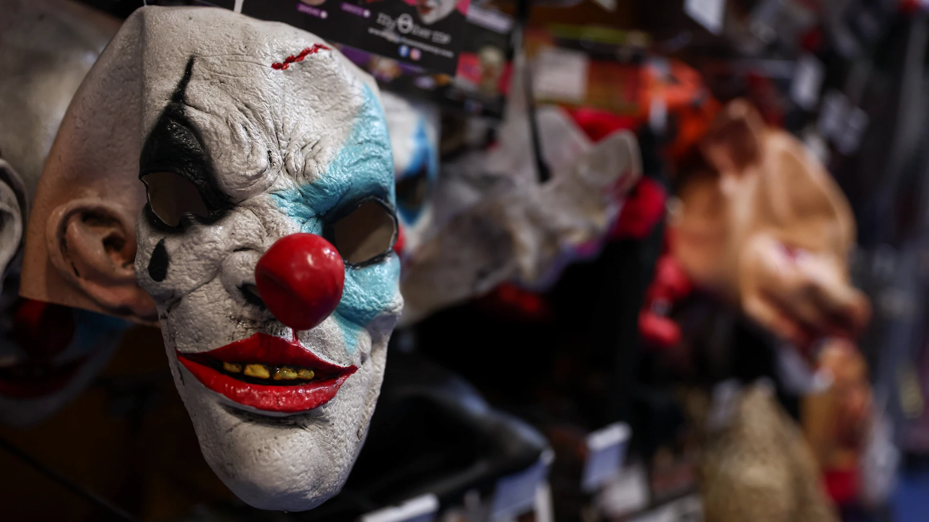 Una máscara de Halloween en una tienda