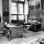 Margaret Bourke-White retrató los cadáveres del doctor Kurt Lusso, su esposa y su hija, que se envenenaron en su casa