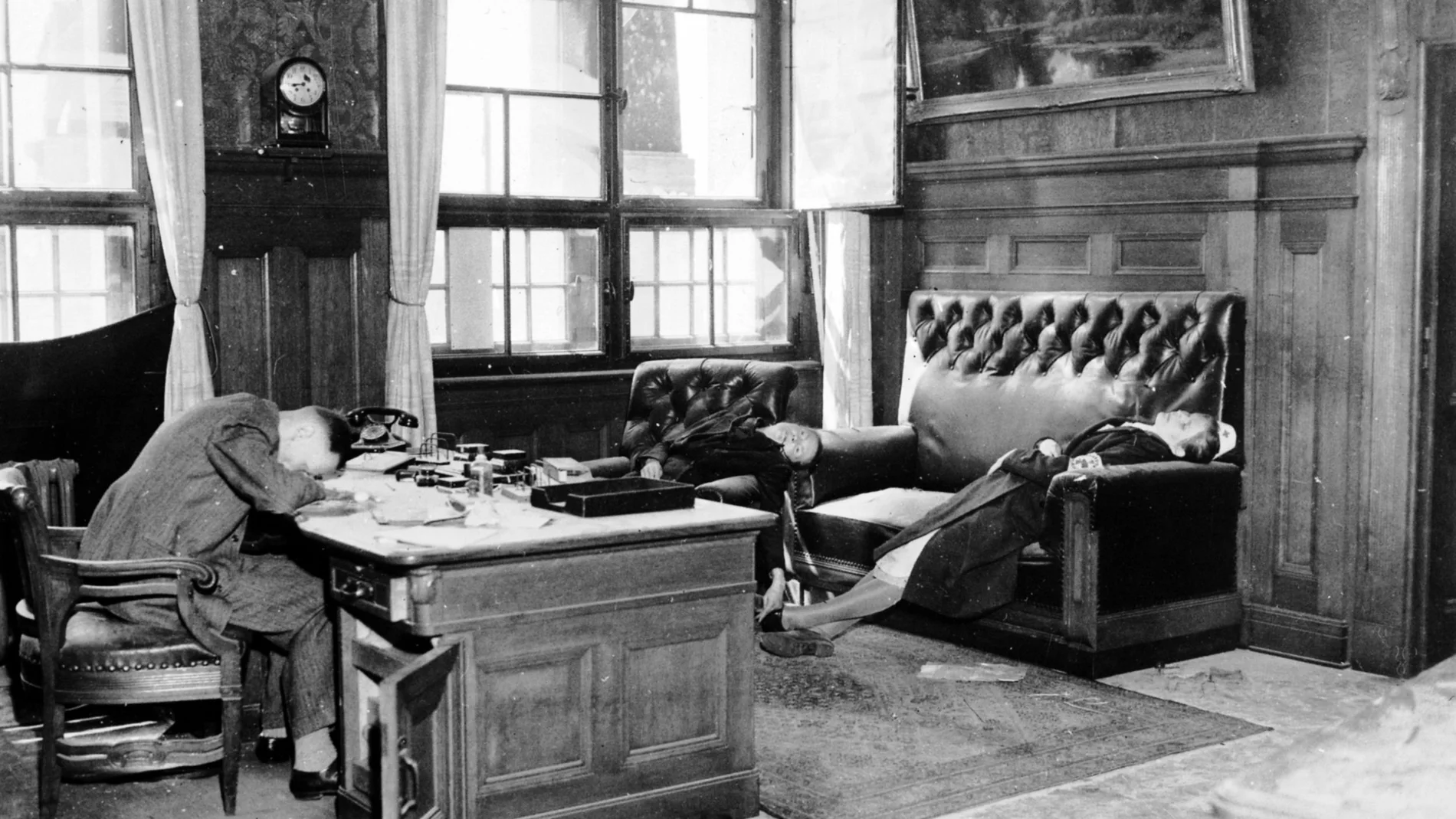 Margaret Bourke-White retrató los cadáveres del doctor Kurt Lusso, su esposa y su hija, que se envenenaron en su casa