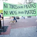 Varias personas participan, con pancartas, en una manifestación antitaurina, en la plaza de toros de las Ventas