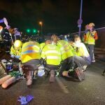 Un conductor de 28 años ha sido hospitalizado esta noche con heridas graves tras ser atravesado por una barra de una valla metálica contra la que colisionó en un accidente de tráfico en la carretera M603, en Madrid