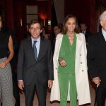Begoña Villacís, José Luis Martínez-Almeida, Isabel Preysler y Mario Vargas Llosa durante la entrega del premio 'Madrileño del año 2022' en el Teatro Real de Madrid