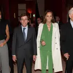 Begoña Villacís, José Luis Martínez-Almeida, Isabel Preysler y Mario Vargas Llosa durante la entrega del premio &#39;Madrileño del año 2022&#39; en el Teatro Real de Madrid
