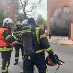 Bomberos trabajan en la extinción de un incendio sin heridos en un garaje en Usera