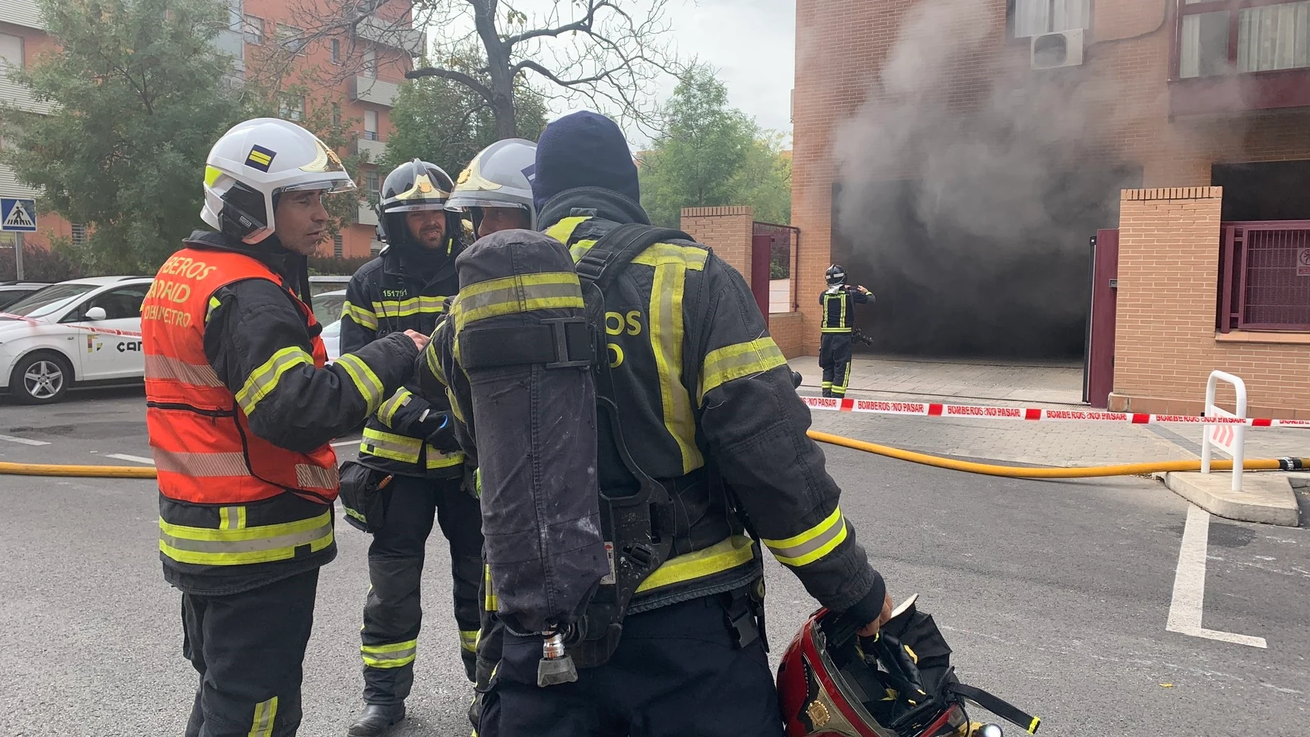Bomberos trabajan en la extinción de un incendio sin heridos en un garaje en Usera