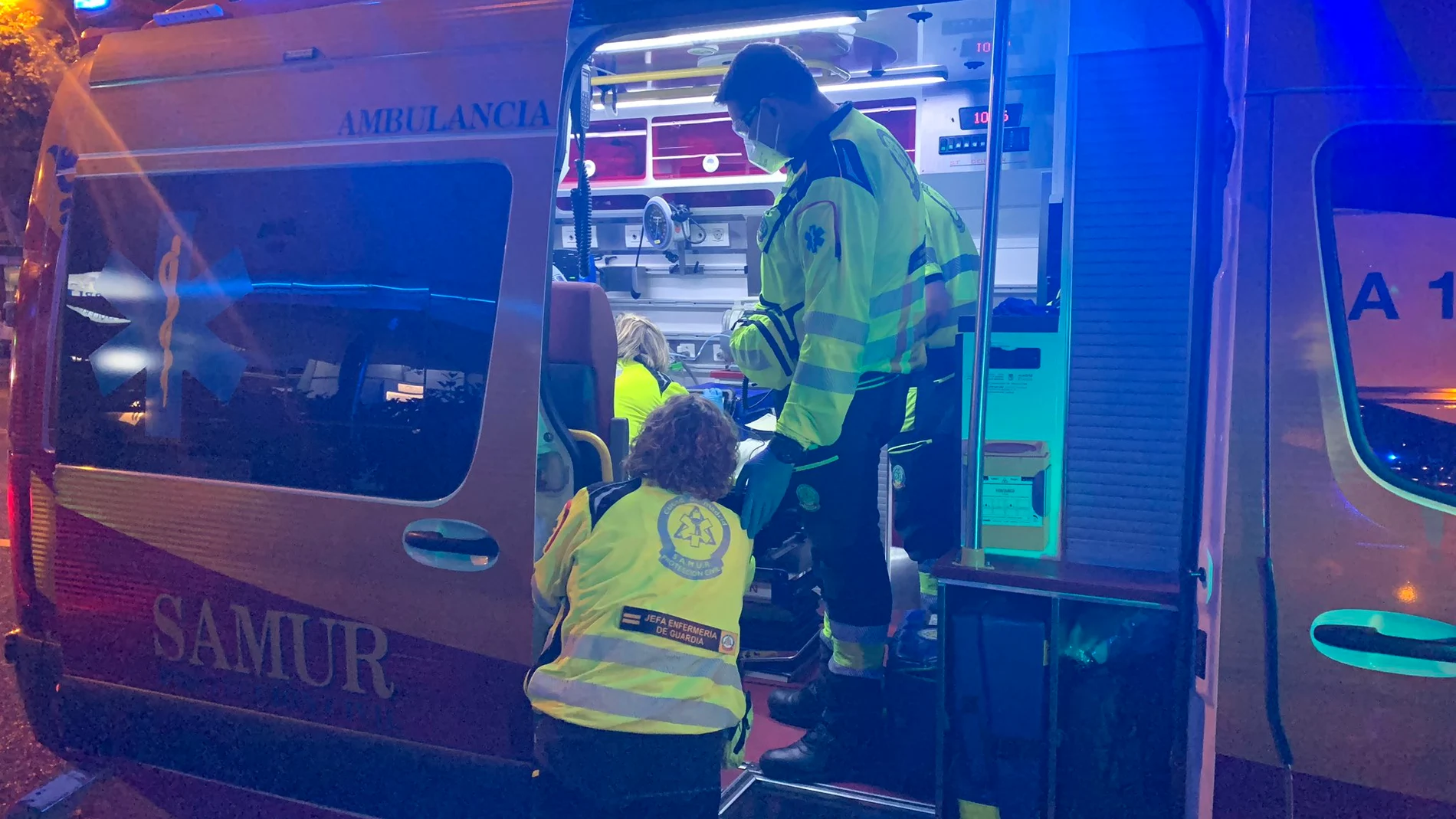 Bomberos del Ayuntamiento de Madrid han rescatado este lunes a una familia de cinco miembros