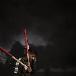 Un manifestante lleva una bandera palestina durante una protesta contra el Ejército israelí en Cisjordania
