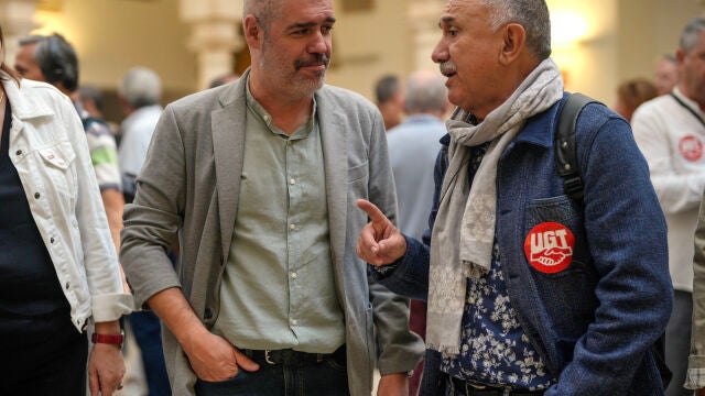 Los secretarios generales de CCOO, Unai Sordo (i), y de UGT, Pepe Álvarez