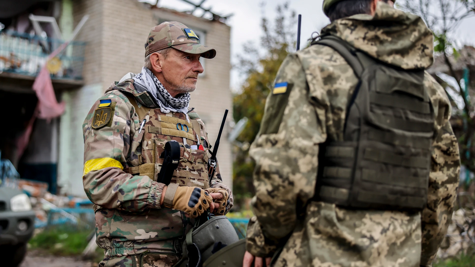 Soldados ucranianos se toman un descanso mientras buscan explosivos en una zona recapturada en el norte de Jersón