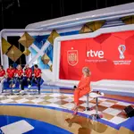 La directora de comunicación de TVE, María Eizaguirre y el equipo que trabajará en el Mundial de Qatar 2022 durante la presentación de RTVE de la cobertura