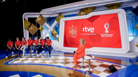 La directora de comunicación de TVE, María Eizaguirre y el equipo que trabajará en el Mundial de Qatar 2022 durante la presentación de RTVE de la cobertura