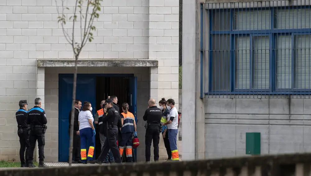 Efectivos de la Policía Local, Policía Nacional y de los servicios de emergencias en el instituto Julio Prieto Nespereira, donde ha fallecido un estudiante