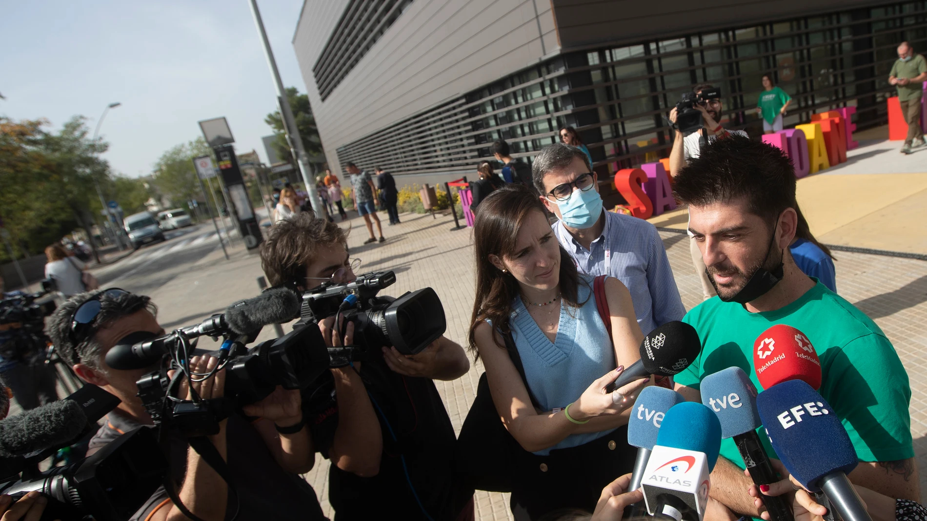 El malagueño Alejandro Romero, padre del pequeño Óliver, atiende a los medios el día de su llegada a Barcelona
