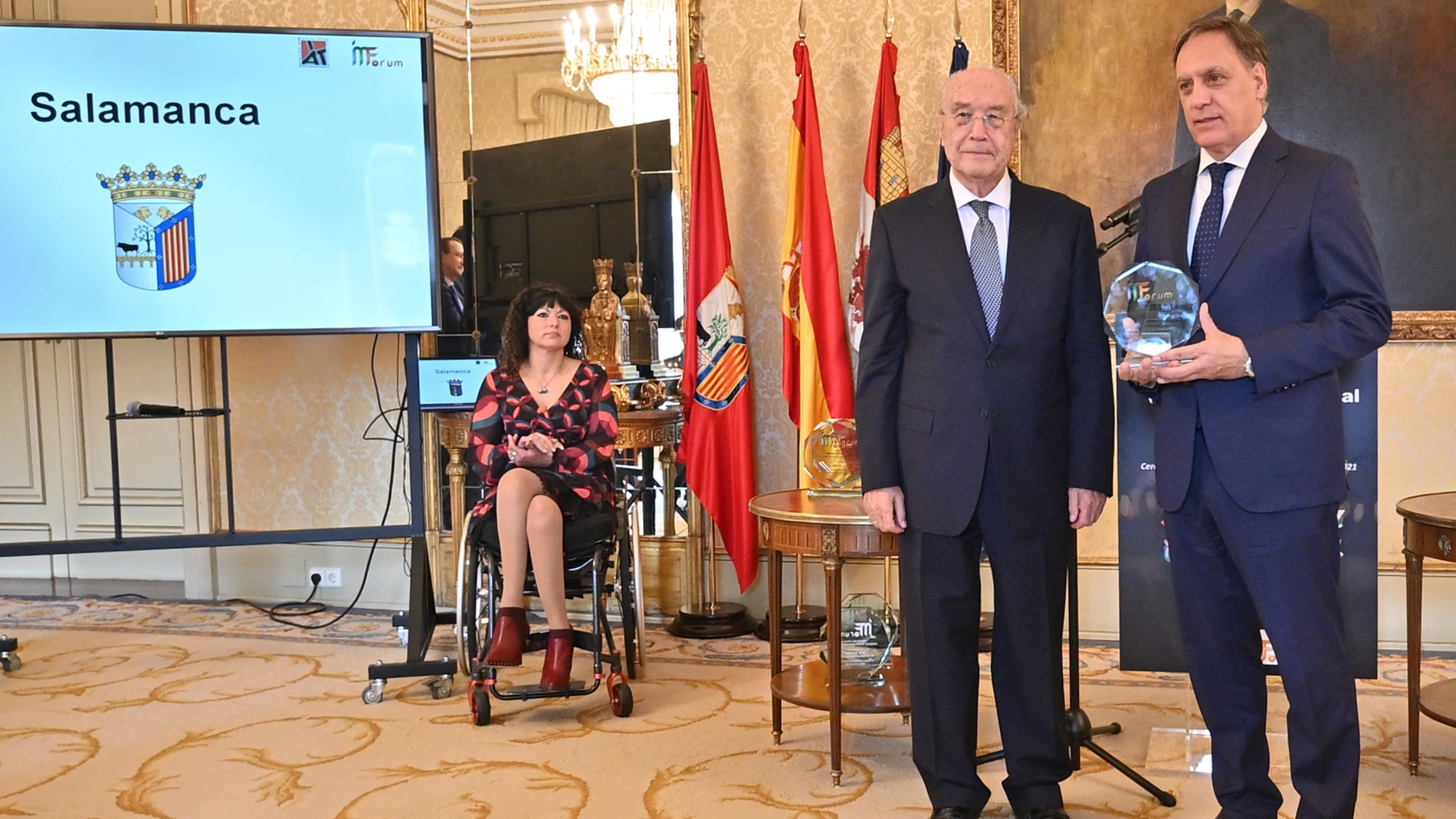 El alcalde de Salamanca, Carlos García Carbayo, recibe el Premio Visión Zero Municipal