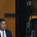 El nuevo primer ministro Rishi Sunak sale del número 10 de Downing Street para acudir a su primera sesión de control en los Comunes
