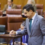 El presidente de la Junta de Andalucía, Juanma Moreno, vota para elegir al presidente de RTVA, Rafael Porras. Joaquín Corchero / Europa Press