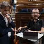 El presidente del grupo parlamentario de Unidas Podemos y En Comú Podem en el Congreso, Jaume Asens (i) y el portavoz de Unidas Podemos en el Congreso, Pablo Echenique (d), a su llegada a un debate de totalidad del Proyecto de Ley de Presupuestos Generales del Estado para el año 2023