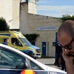 Una ambulancia frente al instituto de Educación Secundaria 'Julio Pierto Nespereira'