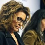Sarah Palin, a la izquierda, antes del incio del debate de este miércoles junto a la demócrata Mary Peltola y favorita para ganar el escaño en el Congreso