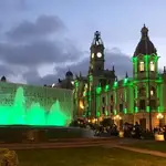 La fuente de la plaza del Ayuntamiento de València se ilumina de verde con motivo de la designación de la ciudad como Capital Verde Europea 2024