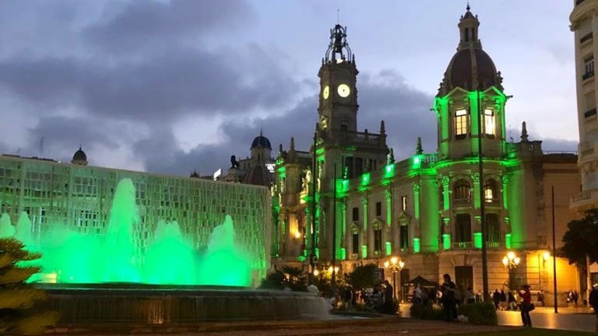 La fuente de la plaza del Ayuntamiento de València se ilumina de verde con motivo de la designación de la ciudad como Capital Verde Europea 2024