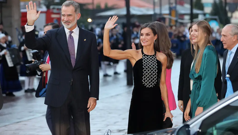 Los Reyes, la Princesa de Asturias y la Infanta Sofía llegan al Auditorio Palacio de Congresos &quot;Príncipe Felipe&quot; de Oviedo.