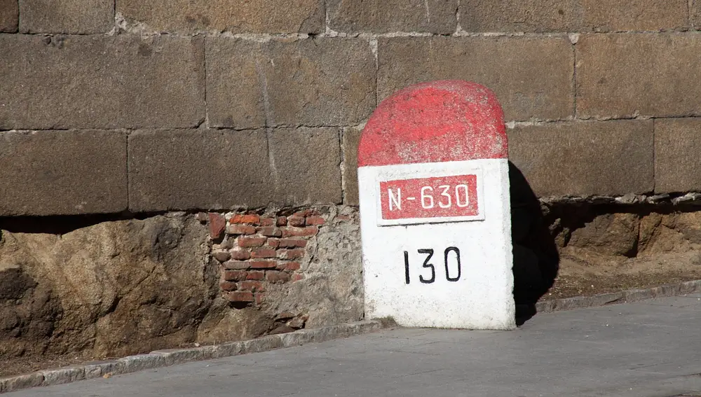 Punto kilométrico de la N-630, junto a la muralla de Plasencia, en la provincia de Cáceres