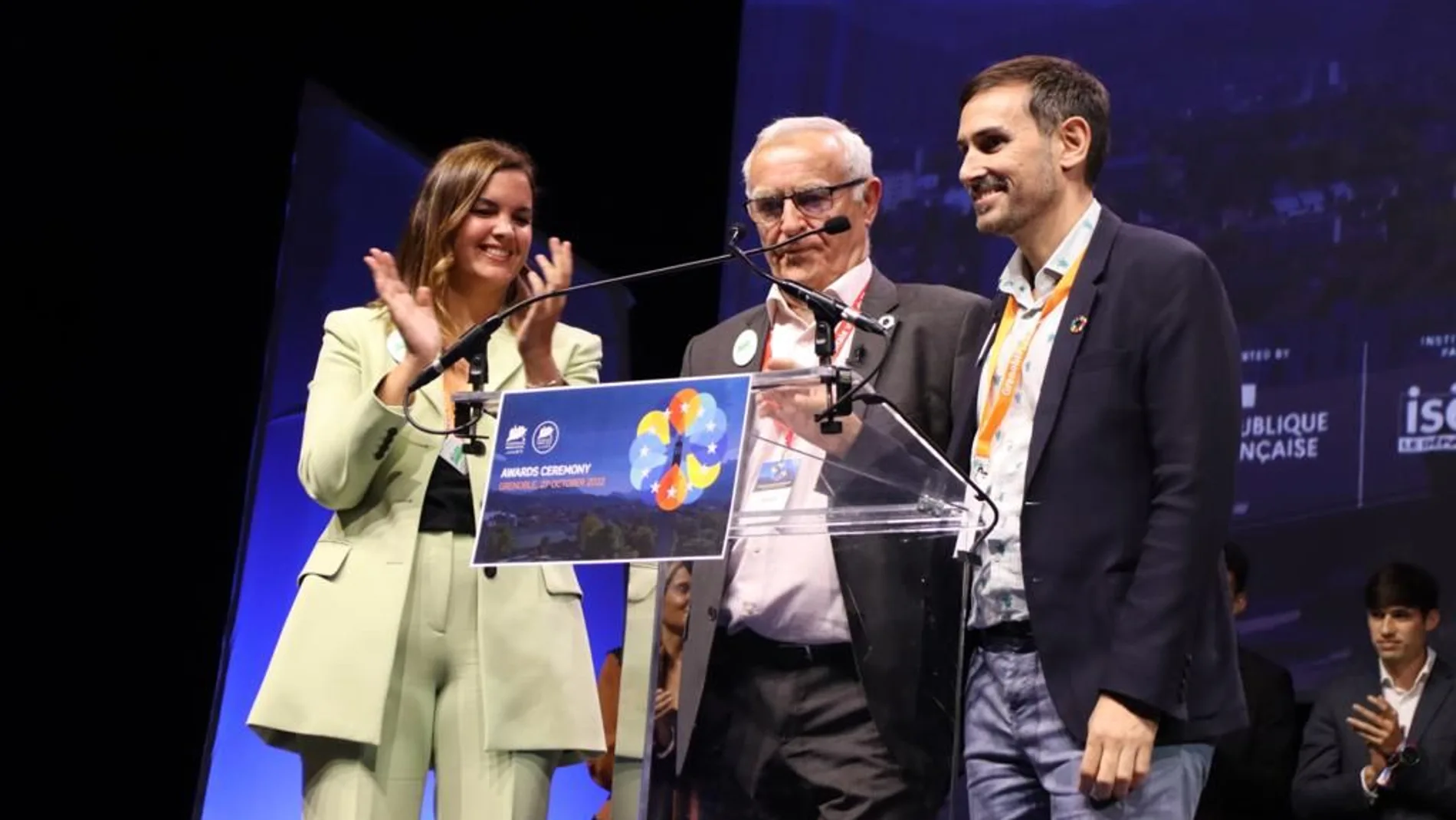 Joan Ribó, Sandra Gómez y Sergi Campillo, durante la ceremonia de entrega del premio