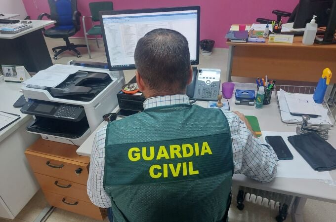 Un agente de la Guardia Civil realizando gestiones por Internet. GUARDIA CIVIL