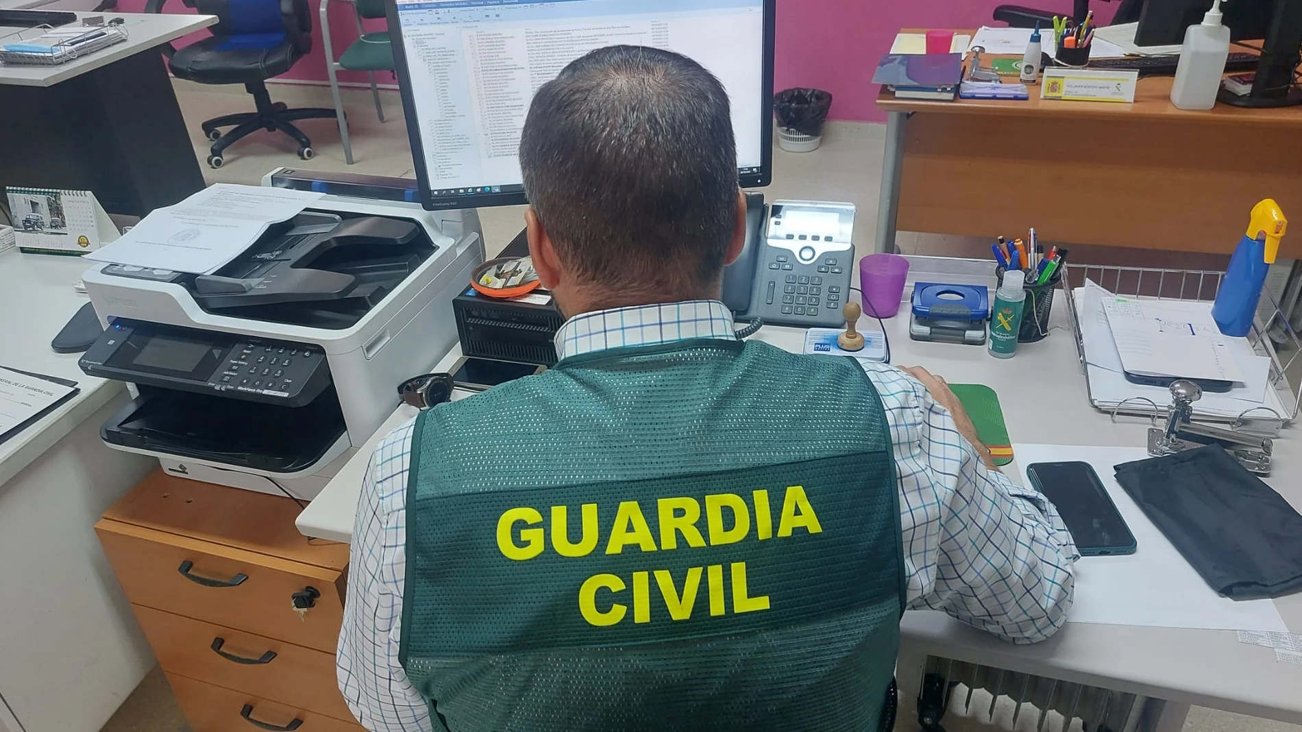 Un agente de la Guardia Civil realizando gestiones por Internet. GUARDIA CIVIL
