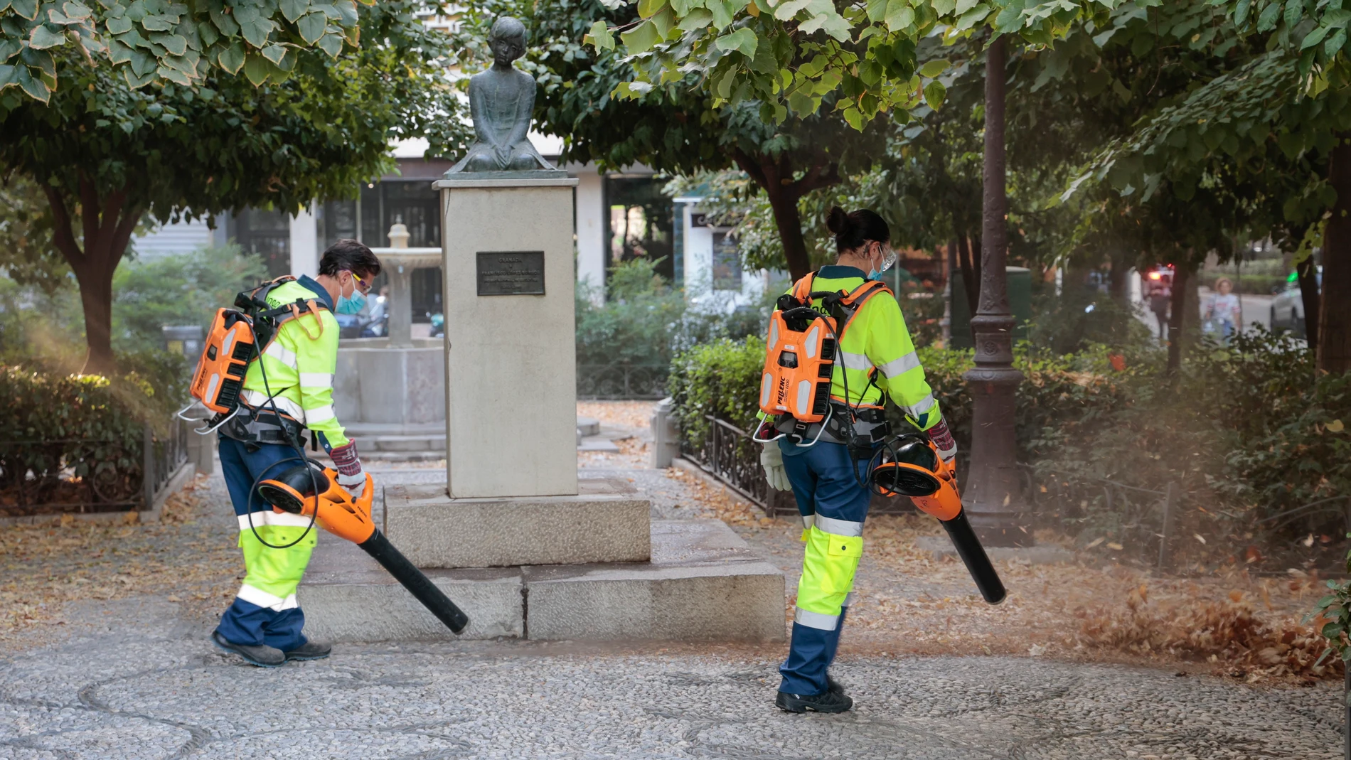 Presentación de la campaña de limpieza de hojas en las calles de Granada. AYUNTAMIENTO DE GRANADA