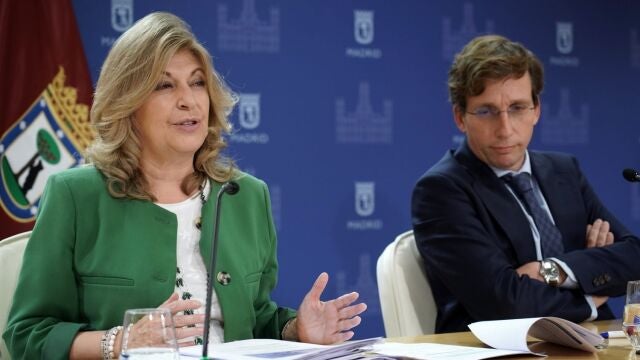 La delegada de Hacienda del Ayuntamiento de Madrid, Engracia Hidalgo, junto al alcalde de la capital, José Luis Martínez-Almeida